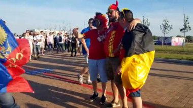 Futbol taraftarları İngiltere ve Belçika arasındaki maç günü şehir sokakta takım destek