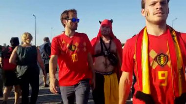 Futbol taraftarları İngiltere ve Belçika arasındaki maç günü şehir sokakta takım destek