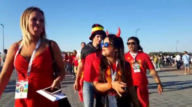 Futbol taraftarları İngiltere ve Belçika arasındaki maç günü şehir sokakta takım destek