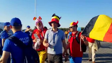 Futbol taraftarları İngiltere ve Belçika arasındaki maç günü şehir sokakta takım destek