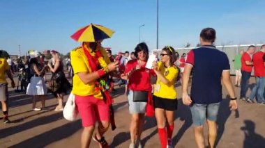 Futbol taraftarları İngiltere ve Belçika arasındaki maç günü şehir sokakta takım destek