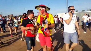 Futbol taraftarları İngiltere ve Belçika arasındaki maç günü şehir sokakta takım destek