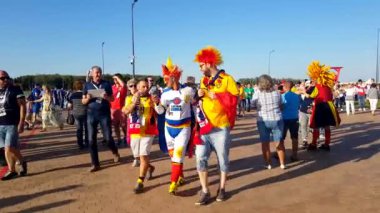 Futbol taraftarları İngiltere ve Belçika arasındaki maç günü şehir sokakta takım destek