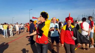 Futbol taraftarları İngiltere ve Belçika arasındaki maç günü şehir sokakta takım destek