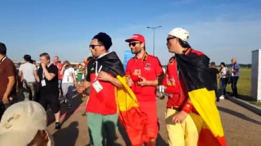 Futbol taraftarları İngiltere ve Belçika arasındaki maç günü şehir sokakta takım destek