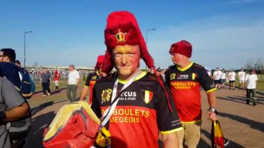 Futbol taraftarları İngiltere ve Belçika arasındaki maç günü şehir sokakta takım destek