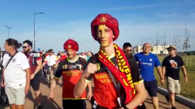 Futbol taraftarları İngiltere ve Belçika arasındaki maç günü şehir sokakta takım destek