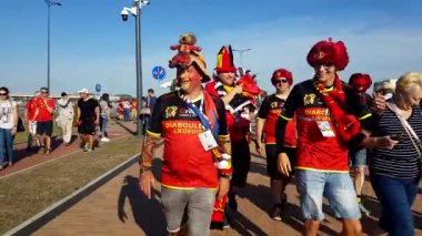 Futbol taraftarları İngiltere ve Belçika arasındaki maç günü şehir sokakta takım destek