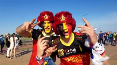 Futbol taraftarları İngiltere ve Belçika arasındaki maç günü şehir sokakta takım destek