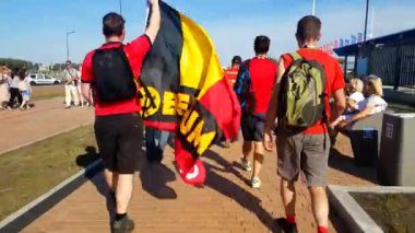 Futbol taraftarları İngiltere ve Belçika arasındaki maç günü şehir sokakta takım destek