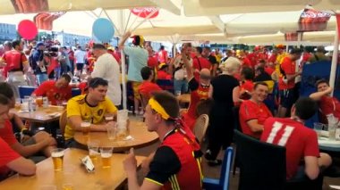 Futbol taraftarları İngiltere ve Belçika arasındaki maç günü şehir sokakta takım destek