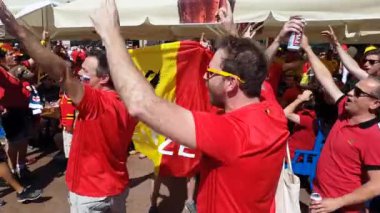 Futbol taraftarları İngiltere ve Belçika arasındaki maç günü şehir sokakta takım destek