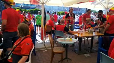 Futbol taraftarları İngiltere ve Belçika arasındaki maç günü şehir sokakta takım destek