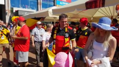 Futbol taraftarları İngiltere ve Belçika arasındaki maç günü şehir sokakta takım destek