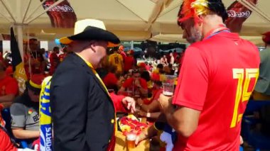 Futbol taraftarları İngiltere ve Belçika arasındaki maç günü şehir sokakta takım destek