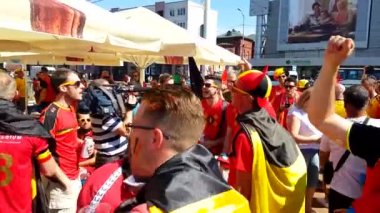 Futbol taraftarları İngiltere ve Belçika arasındaki maç günü şehir sokakta takım destek