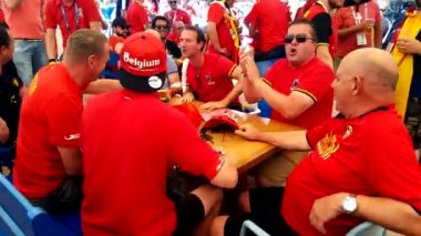 Futbol taraftarları İngiltere ve Belçika arasındaki maç günü şehir sokakta takım destek