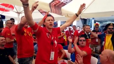 Futbol taraftarları İngiltere ve Belçika arasındaki maç günü şehir sokakta takım destek