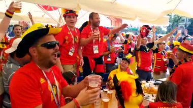 Futbol taraftarları İngiltere ve Belçika arasındaki maç günü şehir sokakta takım destek