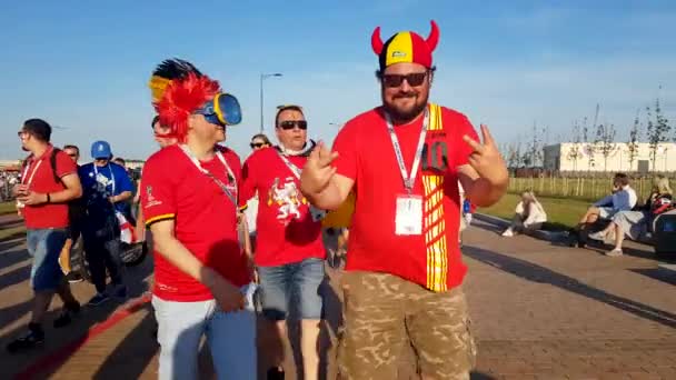 Les fans de football soutiennent les équipes dans la rue de la ville le jour du match entre l'Angleterre et la Belgique — Video