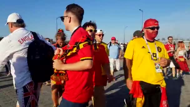 英格兰和比利时的比赛当天, 球迷们在城市街道上支持球队。 — 图库视频影像