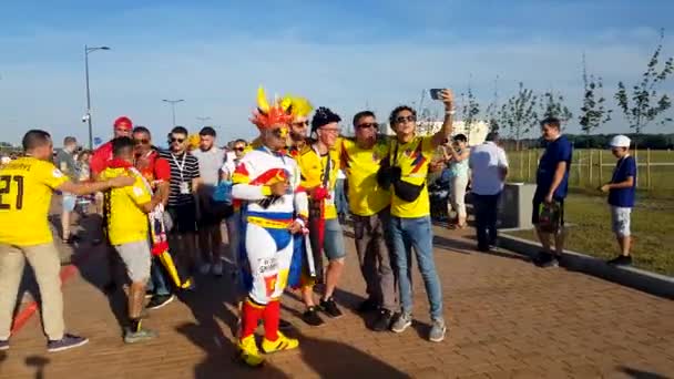 Fanii fotbalului susțin echipe pe strada orașului în ziua meciului dintre Anglia și Belgia — Videoclip de stoc