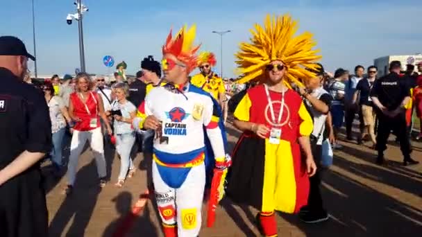 Футбольні вболівальники підтримки спортивних команд на вулиці міста в день матчу між Англією та Бельгії — стокове відео