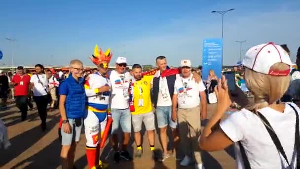 Футбольные болельщики поддерживают команды на улице города в день матча между Англией и Бельгией — стоковое видео