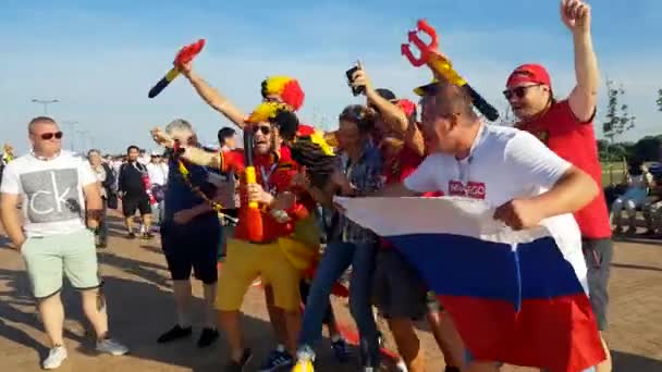 Futbol taraftarları İngiltere ve Belçika arasındaki maç günü şehir sokakta takım destek — Stok video