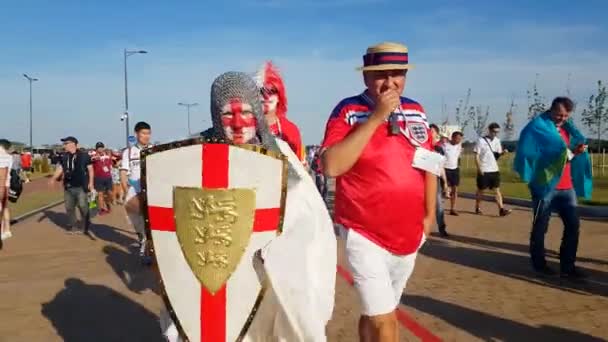 Voetbalfans ondersteuningsteams op de straat van de stad op de dag van de wedstrijd tussen Engeland en België — Stockvideo