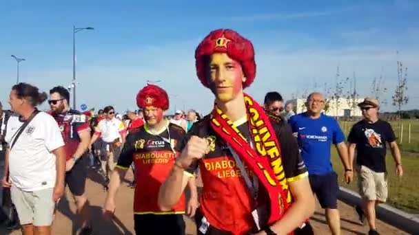 I tifosi di calcio supportano le squadre sulla strada della città il giorno della partita tra Inghilterra e Belgio — Video Stock