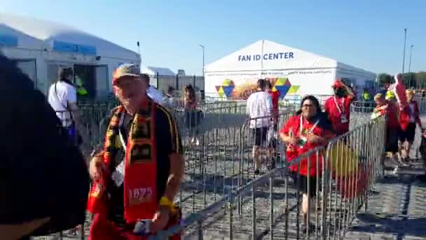 Les fans de football soutiennent les équipes dans la rue de la ville le jour du match entre l'Angleterre et la Belgique — Video