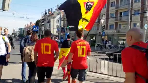 Fãs de futebol apoiam equipes na rua da cidade no dia do jogo entre a Inglaterra e a Bélgica — Vídeo de Stock