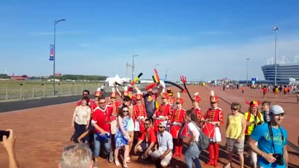 Les fans de football soutiennent les équipes dans la rue de la ville le jour du match entre l'Angleterre et la Belgique — Video