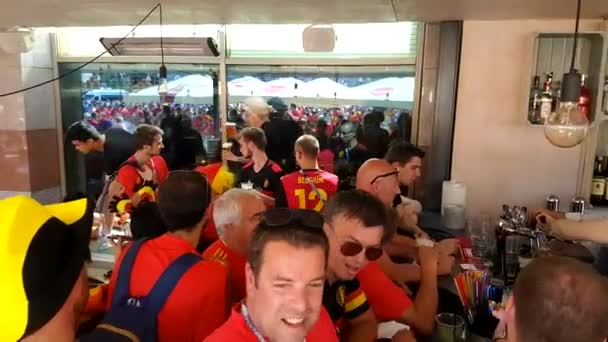 Los aficionados al fútbol apoyan a los equipos en la calle de la ciudad el día del partido entre Inglaterra y Bélgica — Vídeos de Stock