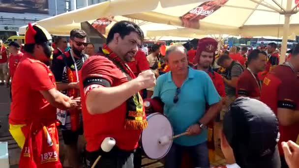 Les fans de football soutiennent les équipes dans la rue de la ville le jour du match entre l'Angleterre et la Belgique — Video