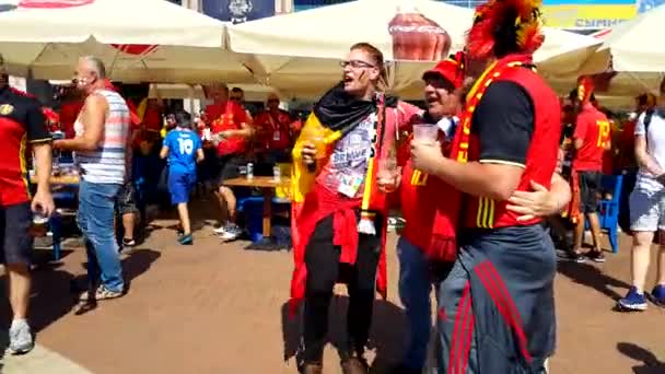 Футбольные болельщики поддерживают команды на улице города в день матча между Англией и Бельгией — стоковое видео