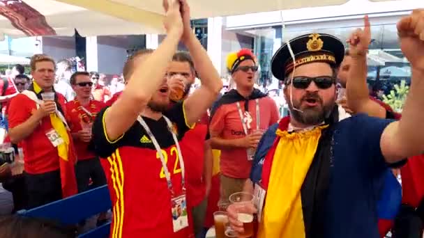 Fodboldfans støtter hold på gaden i byen på dagen for kampen mellem England og Belgien – Stock-video