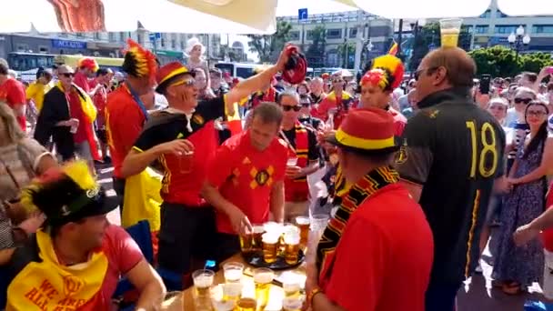 Zespoły wsparcia kibiców na ulicy miasta w dniu meczu między Anglii i Belgii — Wideo stockowe