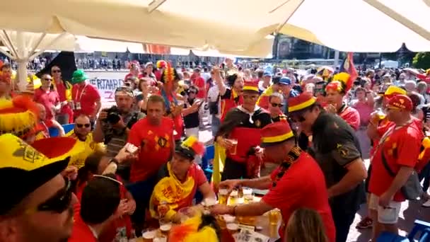 Zespoły wsparcia kibiców na ulicy miasta w dniu meczu między Anglii i Belgii — Wideo stockowe