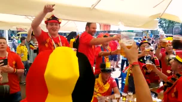 Fãs de futebol apoiam equipes na rua da cidade no dia do jogo entre a Inglaterra e a Bélgica — Vídeo de Stock