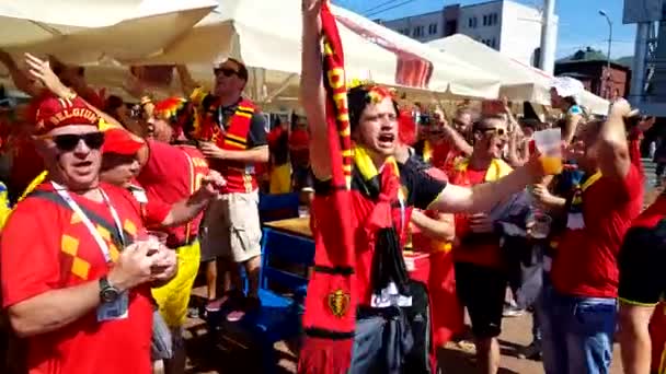 Les fans de football soutiennent les équipes dans la rue de la ville le jour du match entre l'Angleterre et la Belgique — Video