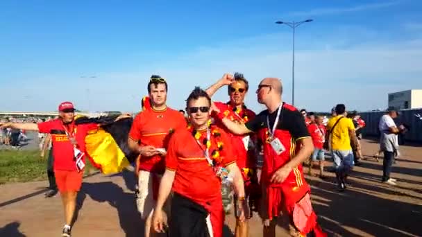 Fãs de futebol apoiam equipes na rua da cidade no dia do jogo entre a Inglaterra e a Bélgica — Vídeo de Stock