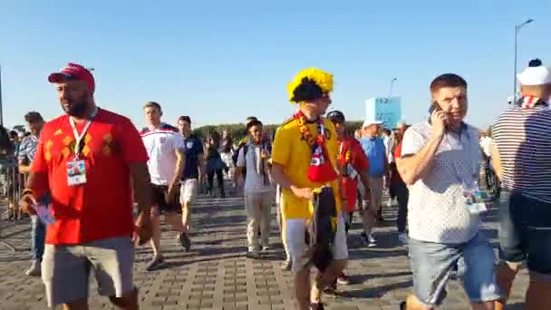 Τους οπαδούς του ποδοσφαίρου ομάδες υποστήριξης στο δρόμο της πόλης την ημέρα του αγώνα ανάμεσα στην Αγγλία και Βέλγιο — Αρχείο Βίντεο