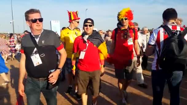 Los aficionados al fútbol apoyan a los equipos en la calle de la ciudad el día del partido entre Inglaterra y Bélgica — Vídeos de Stock