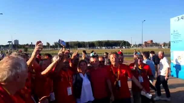 Fãs de futebol apoiam equipes na rua da cidade no dia do jogo entre a Inglaterra e a Bélgica — Vídeo de Stock