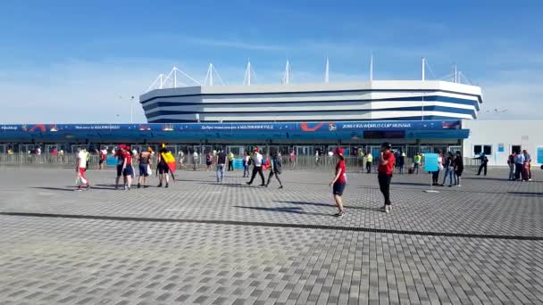 Los aficionados al fútbol asisten al estadio Kaliningrado antes del partido entre Inglaterra y Bélgica — Vídeo de stock