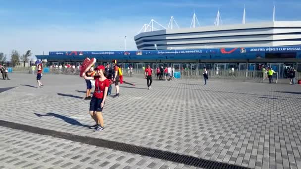 Футбольные болельщики посещают стадион Калининград перед матчем между Англией и Бельгией — стоковое видео