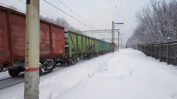 Вантажному поїзді їде в зимовий час — стокове відео