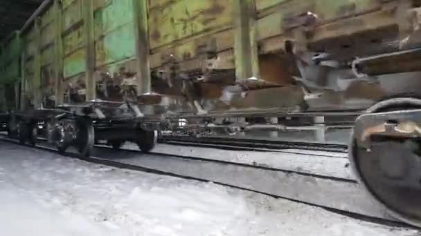 Passeios de trem de carga no inverno — Vídeo de Stock